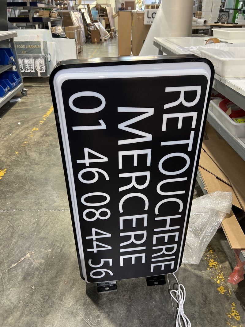 Enseigne drapeau lumineuse double face Retoucherie Mercerie, en atelier — DPS Boulogne