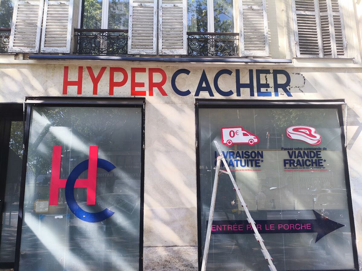 Lettres en relief Hypercacher sur une façade en pierre — DPS Boulogne