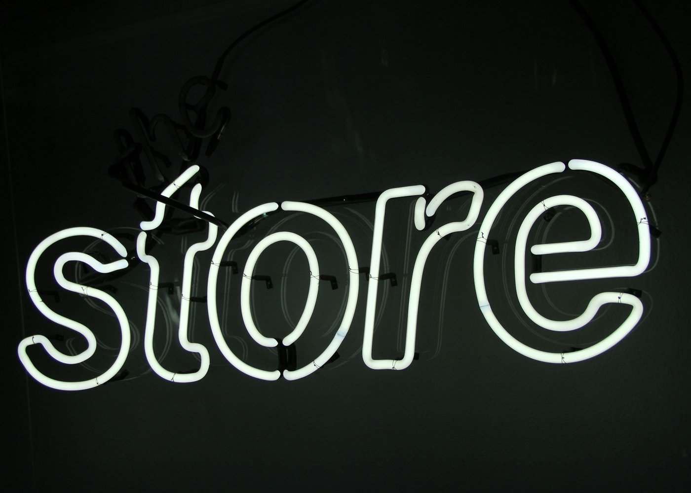 Néon LED personnalisé sur mur noir