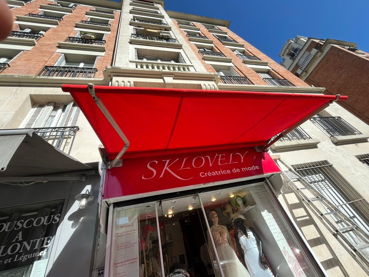 Store rouge avec lettrage Sklovely — DPS Boulogne