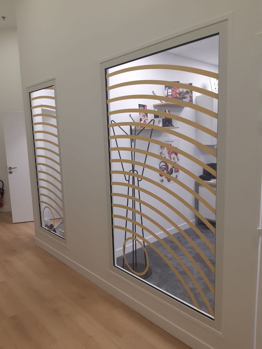 Film décoratif à bandes dorées sur une cloison vitrée — DPS Boulogne