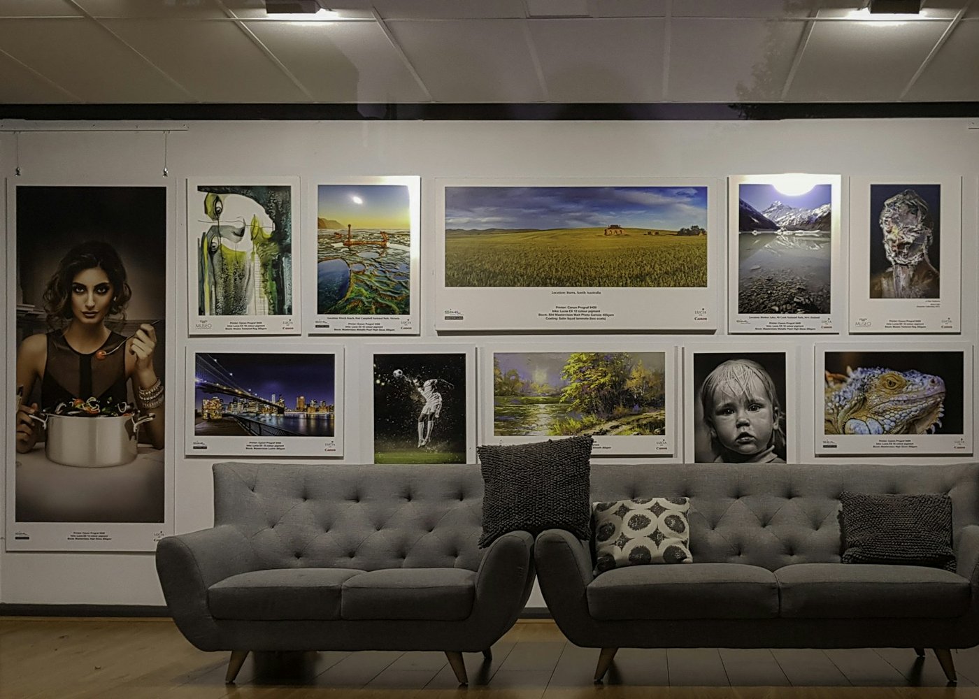 Mur de grands tirages photo dans un espace d'exposition