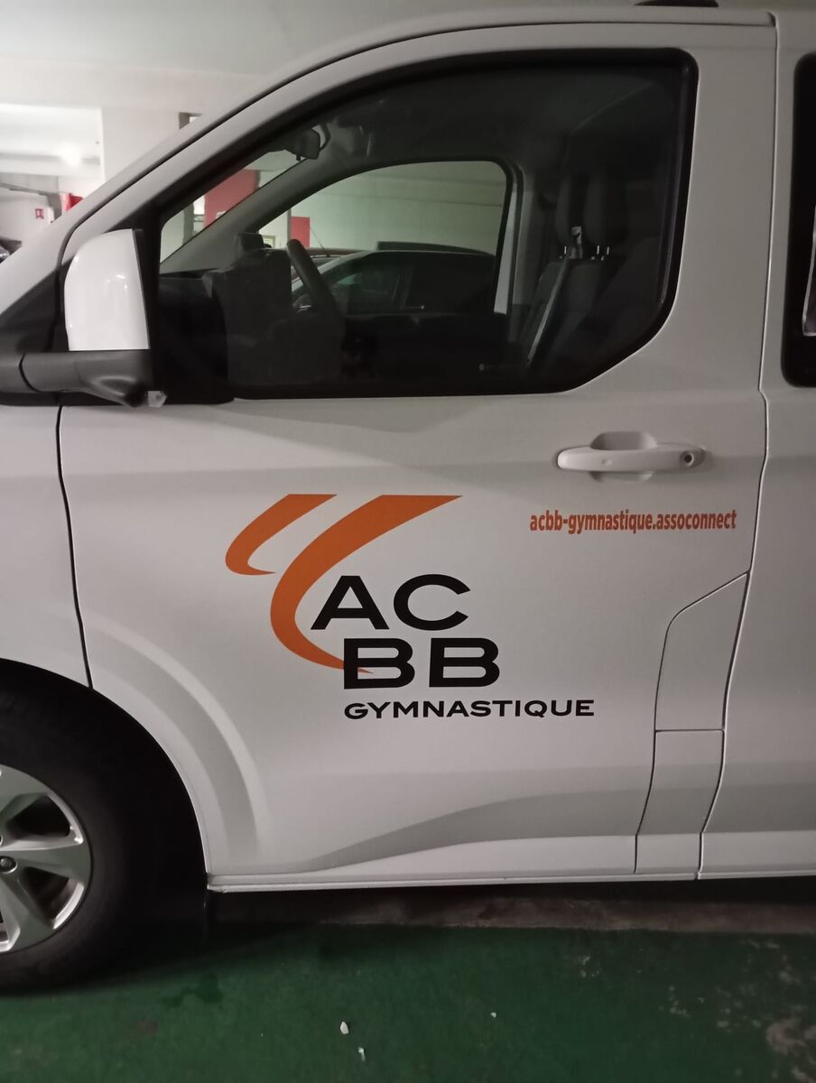 Logo ACBB Gymnastique en adhésif sur la portière d'un minibus — DPS Boulogne