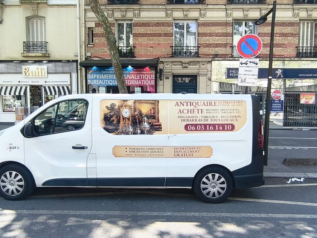 Utilitaire d'antiquaire marqué, garé devant la boutique DPS Boulogne, route de la Reine