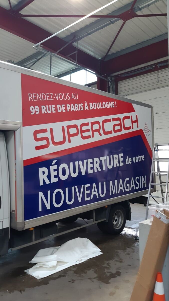 Caisse de camion Supercach habillée d'un visuel « Réouverture de votre nouveau magasin » — DPS Boulogne