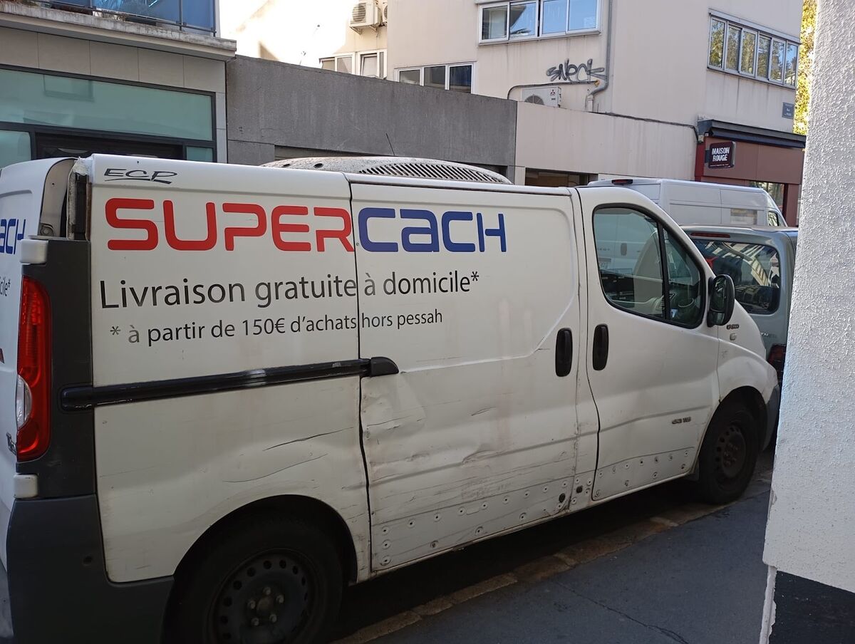 Utilitaire Supercach marqué en stationnement dans la rue — DPS Boulogne