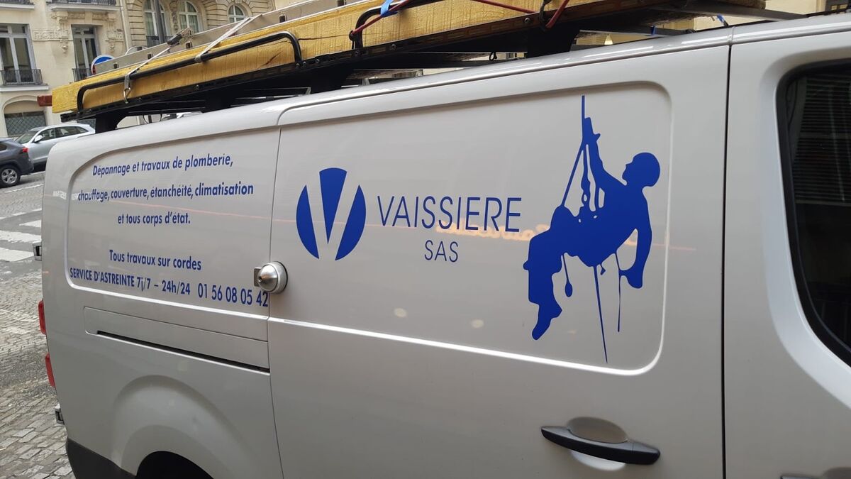 Logo et lettrage adhésifs Vaissière sur la portière d'un utilitaire — DPS Boulogne