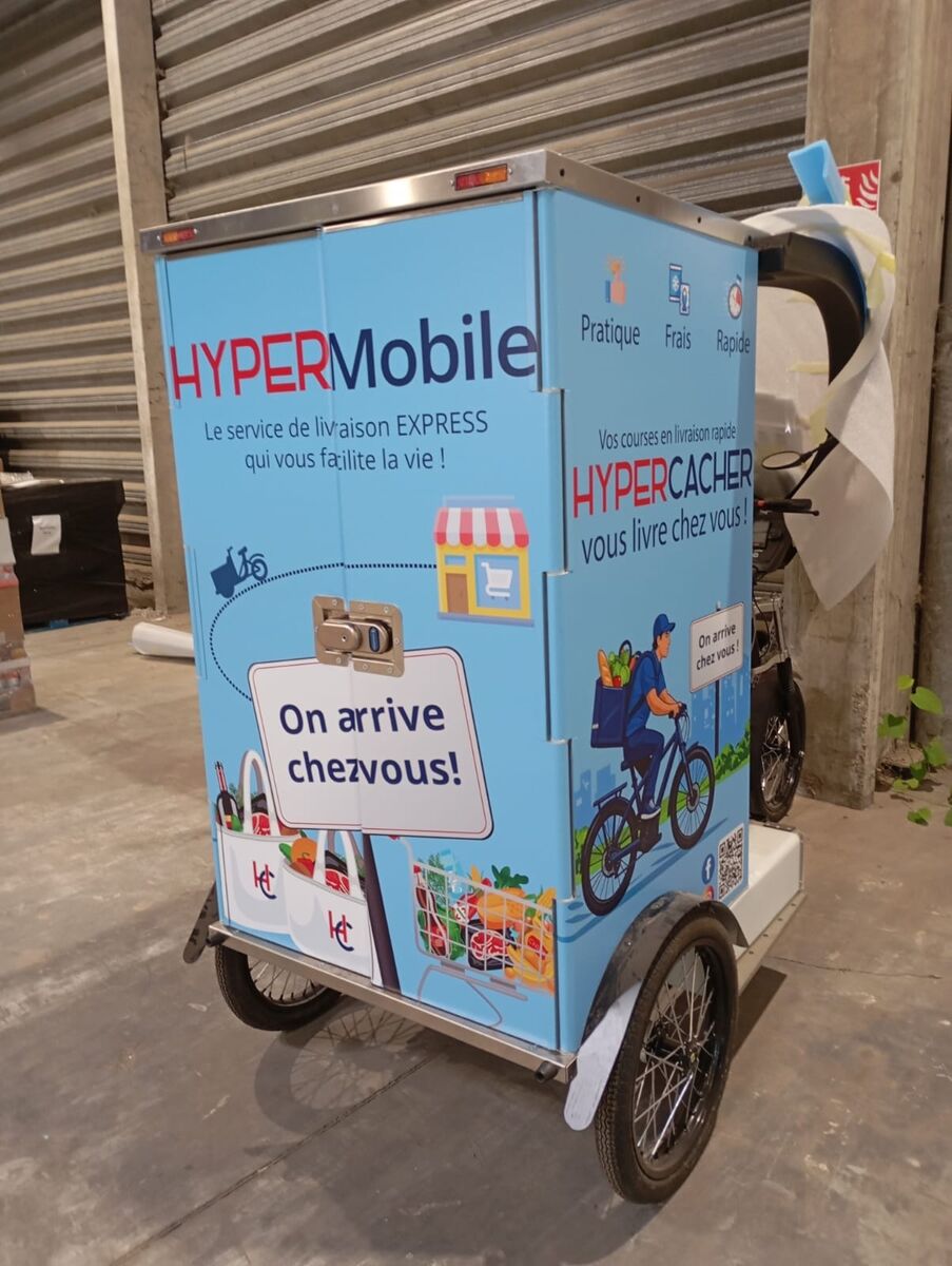 Vélo-cargo Hypercacher habillé de visuels « On arrive chez vous » — DPS Boulogne