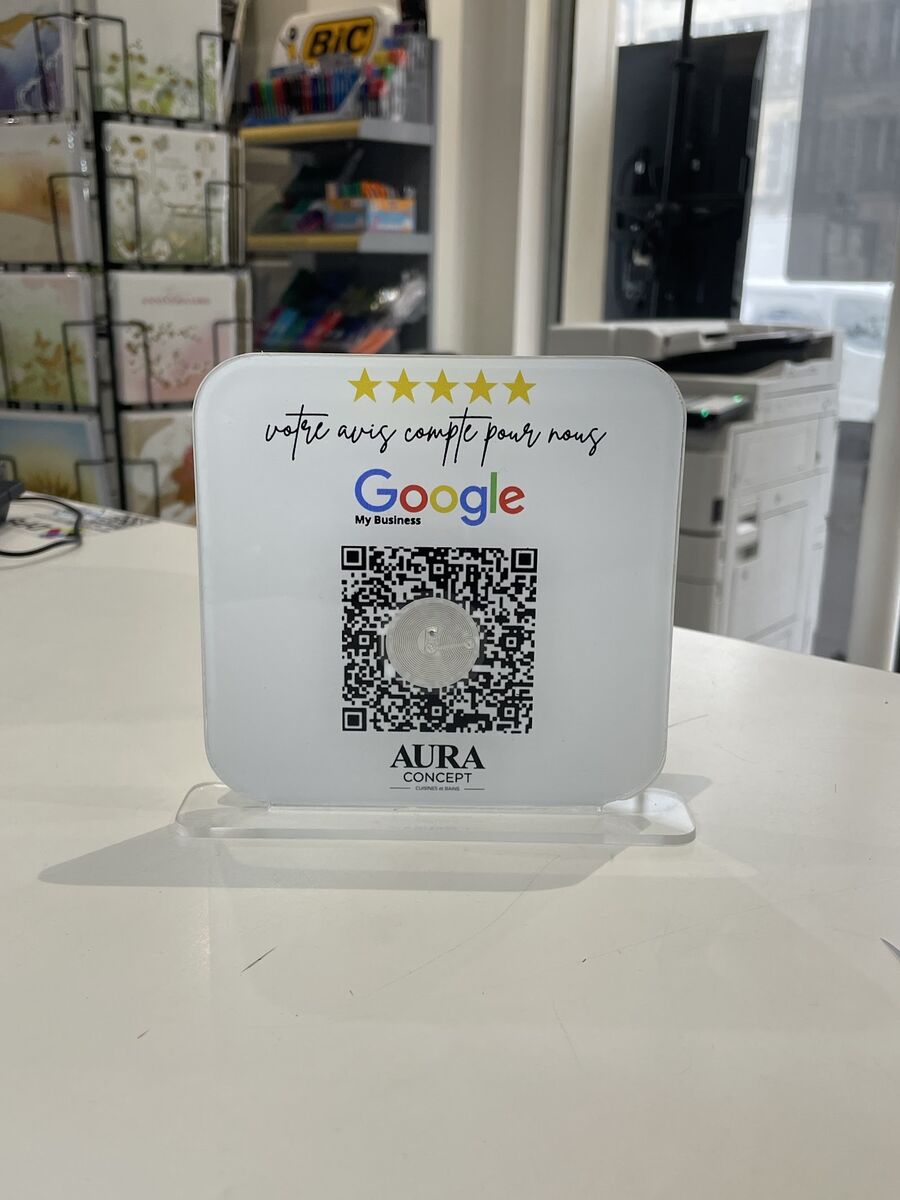 Plaque avis Google avec QR code et NFC posée sur un comptoir — DPS Boulogne