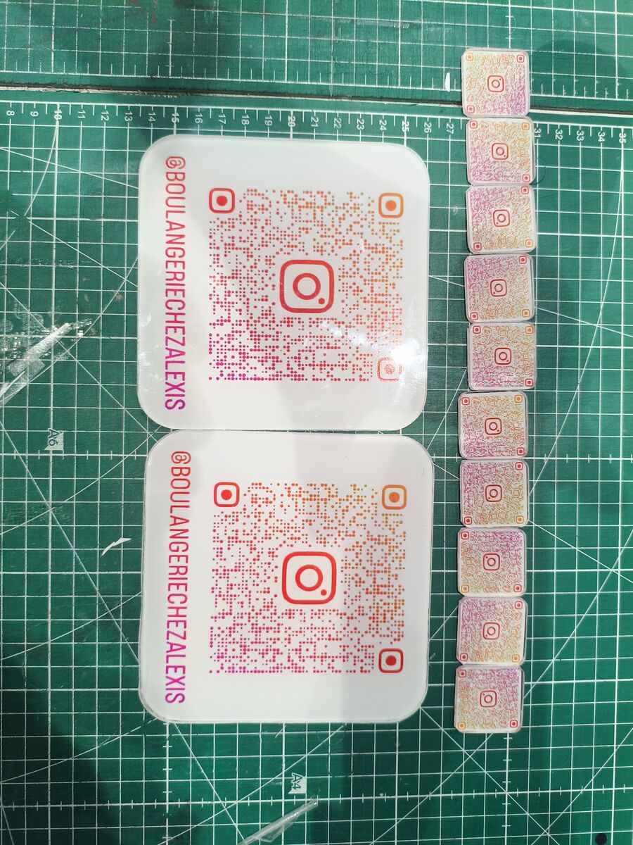 Plaques Instagram avec QR code pour une boulangerie, en atelier — DPS Boulogne