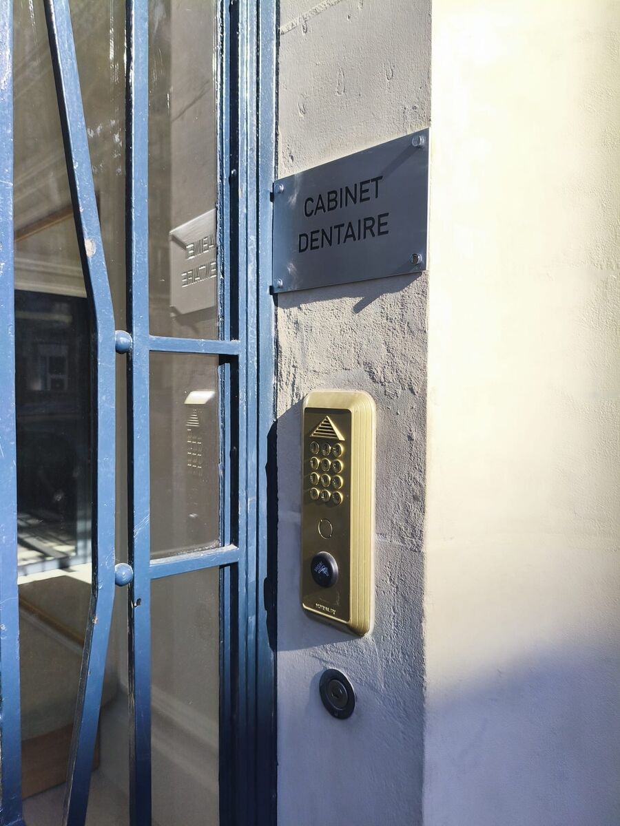 Plaque Cabinet dentaire posée à l'entrée, à côté de l'interphone — DPS Boulogne
