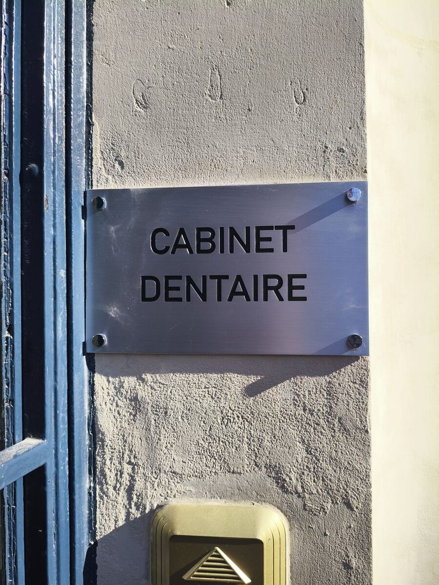 Plaque gravée Cabinet dentaire en inox sur entretoises — DPS Boulogne