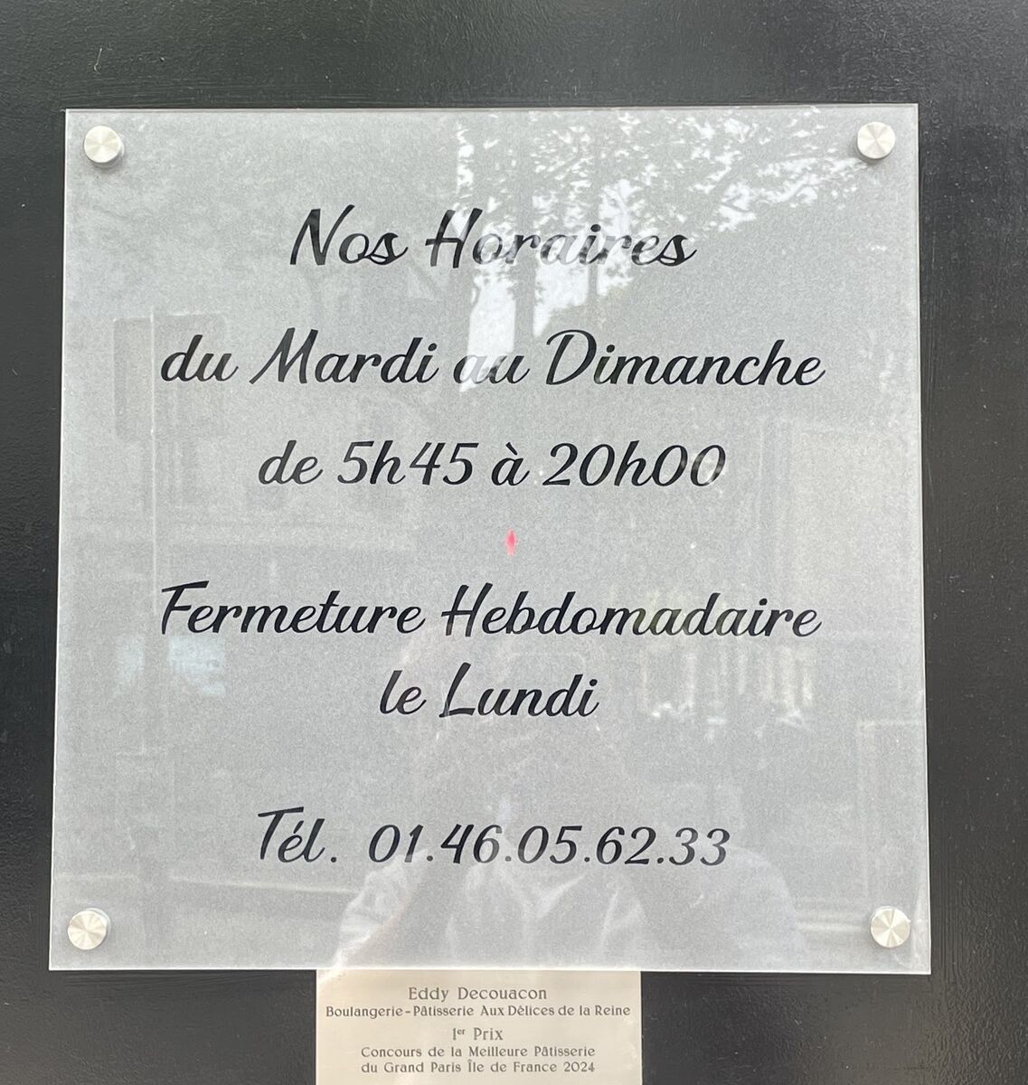 Plaque d'horaires en plexiglas transparent sur entretoises — DPS Boulogne
