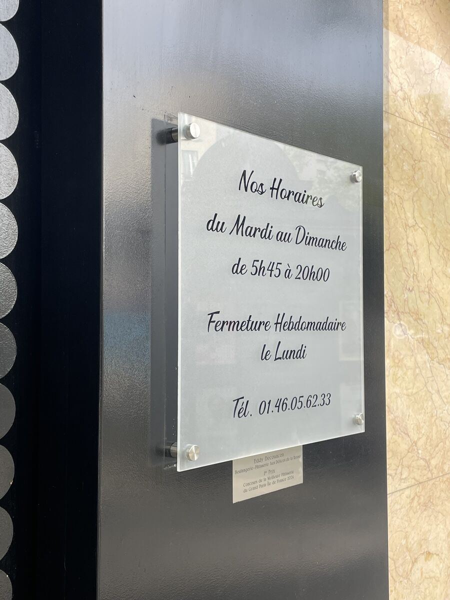 Plaque d'horaires en plexiglas vue de profil, sur entretoises — DPS Boulogne
