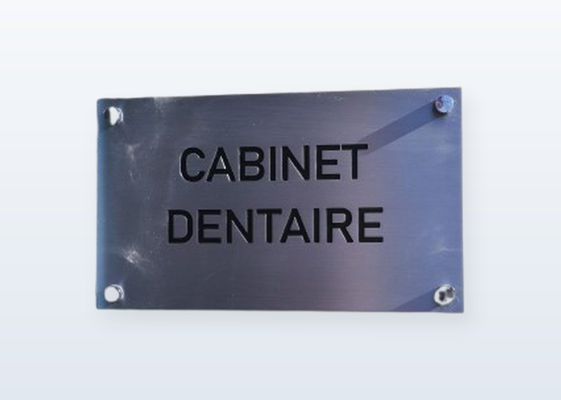 Plaque professionnelle Cabinet dentaire gravée sur entretoises — DPS Boulogne