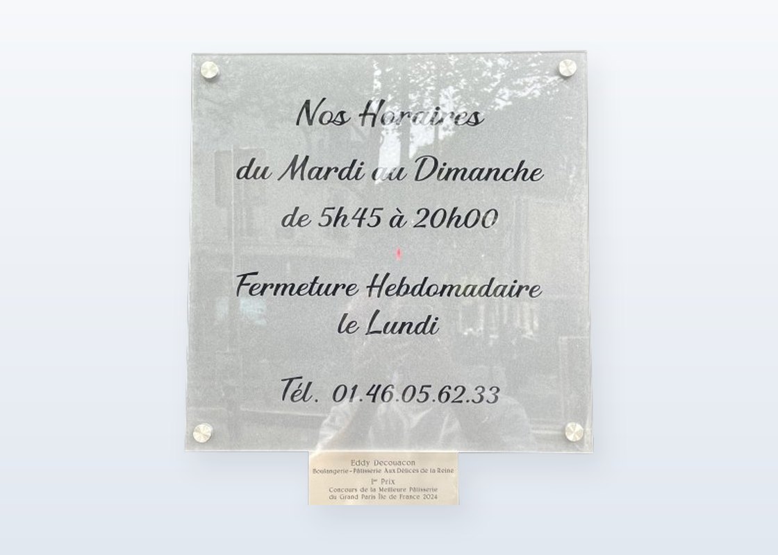 Plaque d'horaires en plexiglas transparent sur entretoises — DPS Boulogne
