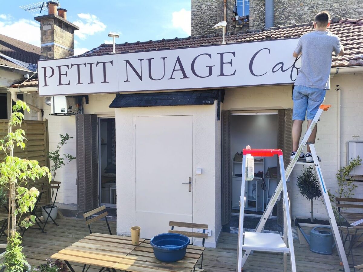 Pose d'un bandeau de façade pour le Petit Nuage Café — DPS Boulogne