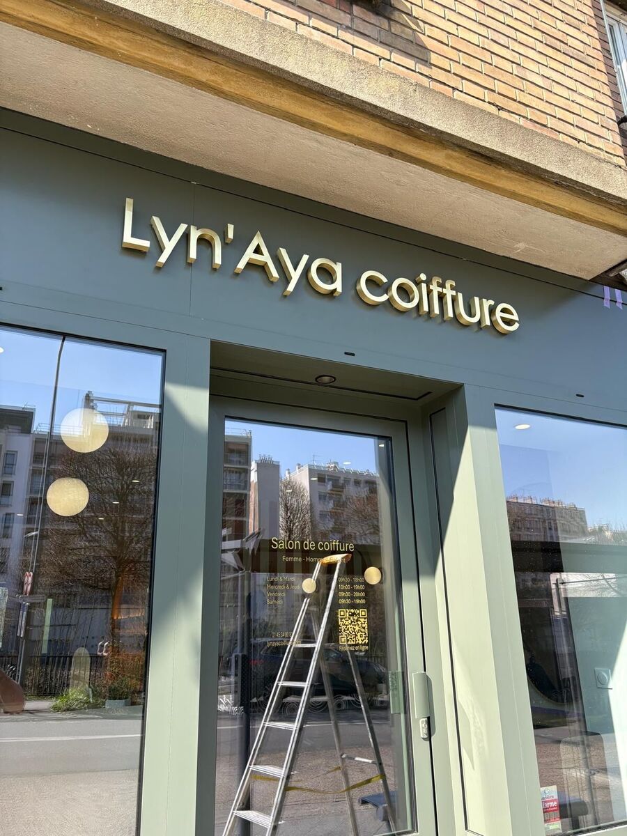 Pose des lettres en relief Lyn'Aya coiffure — DPS Boulogne