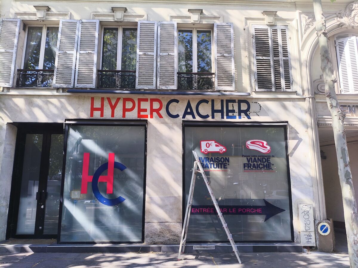Pose de la vitrophanie sur les vitrines Hypercacher, échelle en place — DPS Boulogne