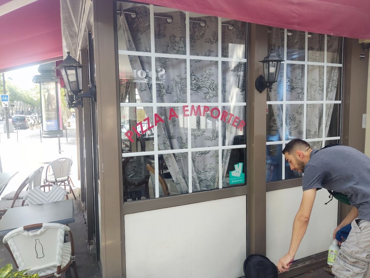 Pose d'un lettrage adhésif sur la vitrine d'un restaurant — DPS Boulogne