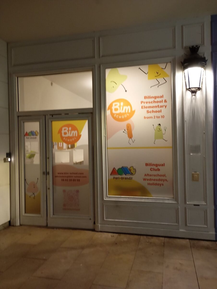 Vitrophanie imprimée sur les fenêtres d'une école bilingue — DPS Boulogne