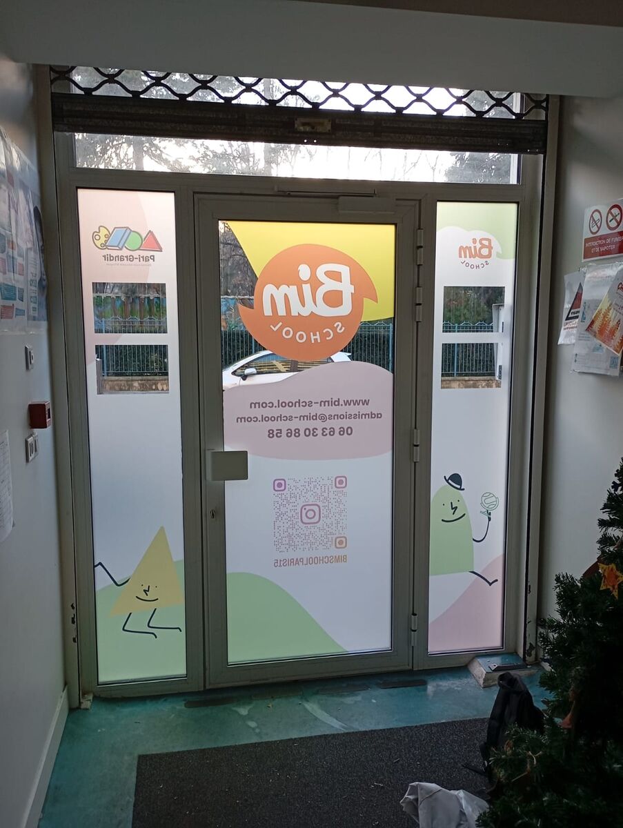 Vitrophanie colorée sur la porte d'entrée d'une école — DPS Boulogne