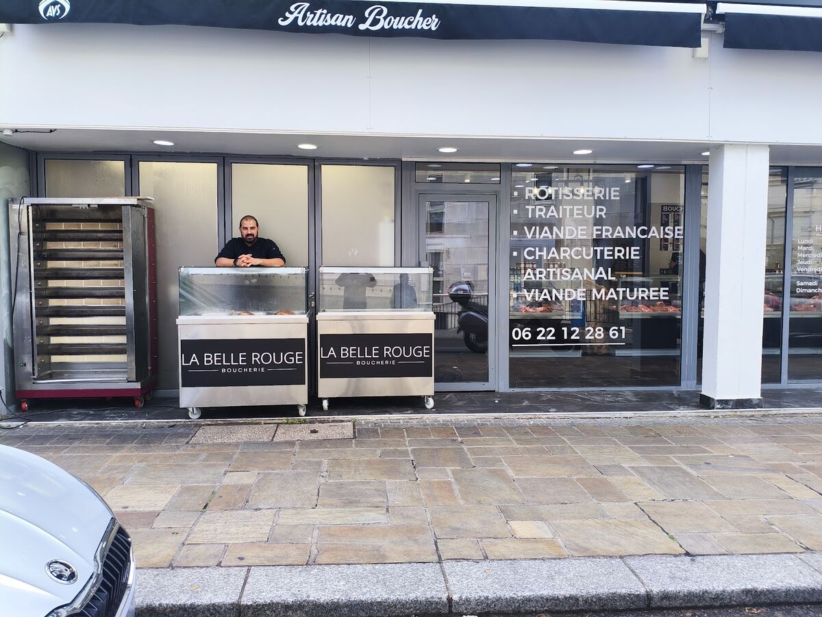 Artisan boucher devant sa vitrine habillée de lettrage adhésif — DPS Boulogne