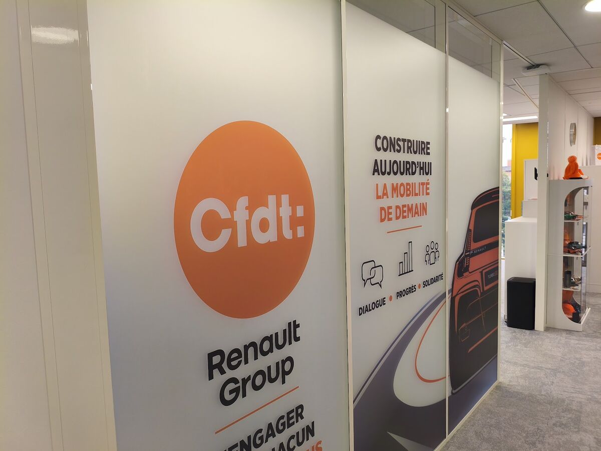 Vitrophanie avec logo CFDT Renault Group sur cloison de bureau — DPS Boulogne