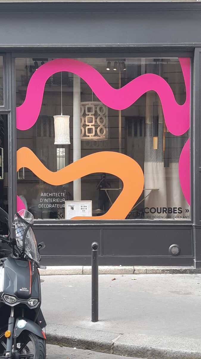 Détail de la vitrophanie en vagues imprimées et découpées — DPS Boulogne