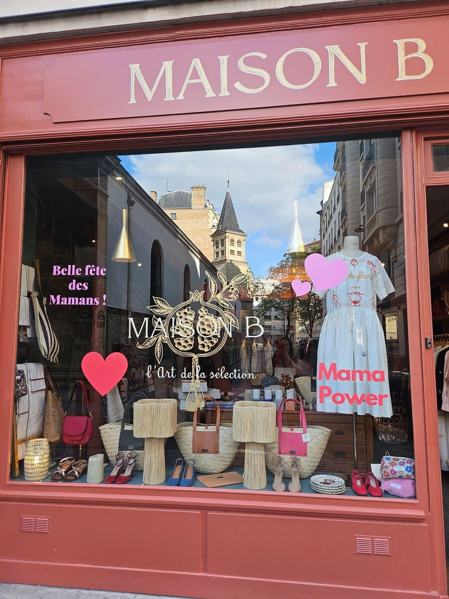 Vitrine décorée en vitrophanie pour la fête des mères — DPS Boulogne
