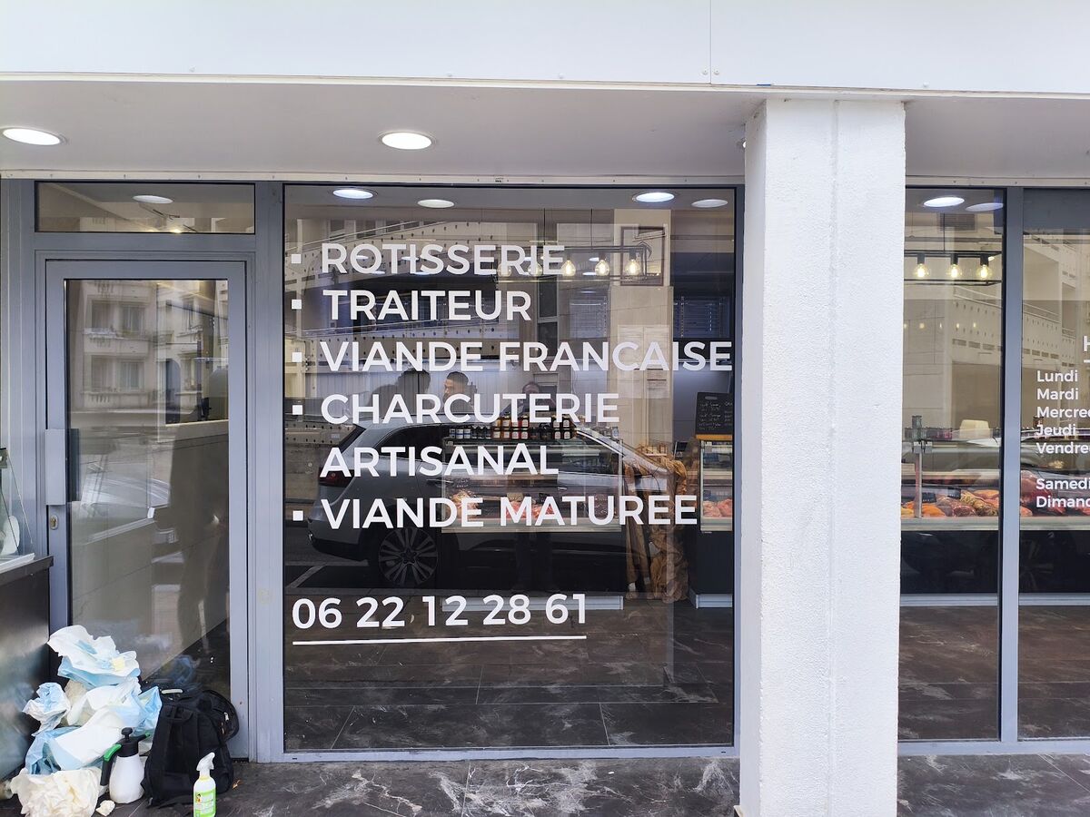 Lettrage adhésif blanc sur la vitrine de la boucherie La Belle Rouge — DPS Boulogne