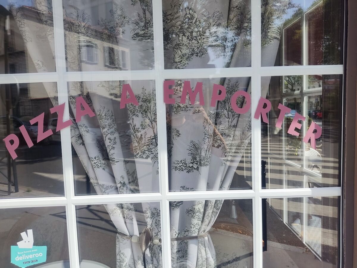 Lettrage adhésif rouge « Pizza à emporter » sur une vitrine de restaurant — DPS Boulogne