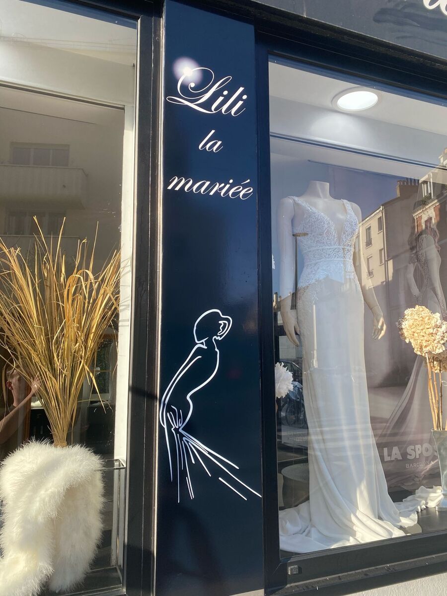 Vitrophanie décorative sur la vitrine de Lili la mariée — DPS Boulogne