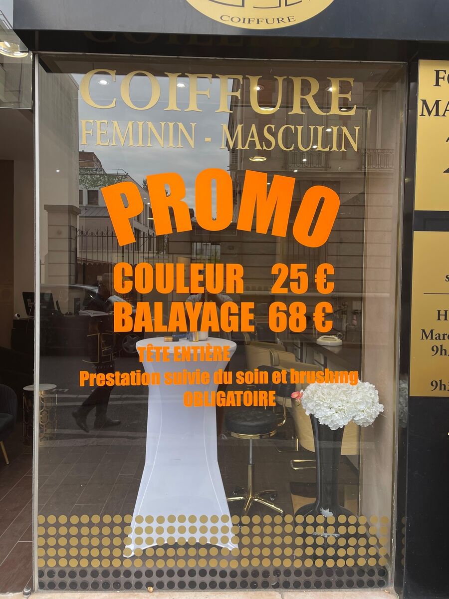 Vitrophanie promotionnelle orange sur la vitrine d'un salon de coiffure — DPS Boulogne