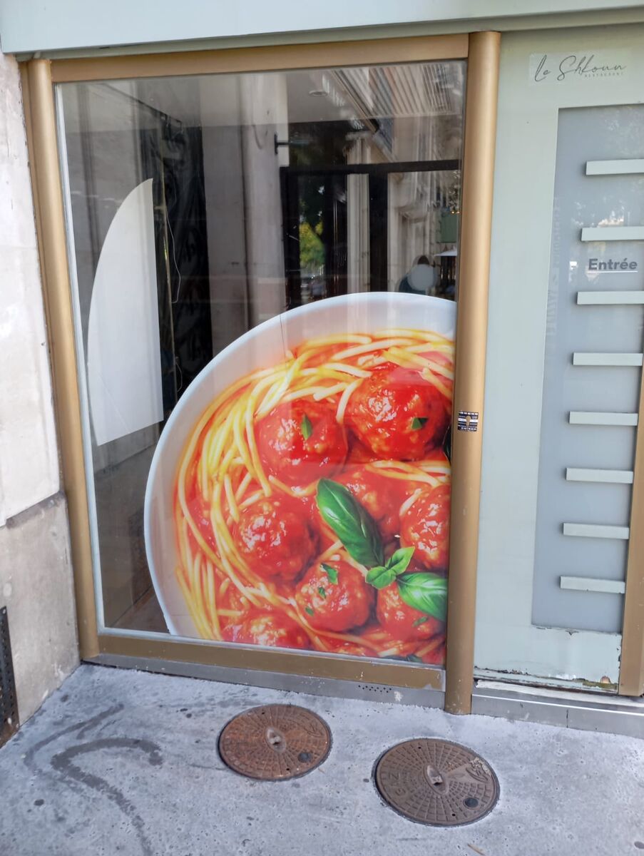 Vitrophanie imprimée géante d'une assiette de spaghetti sur une vitrine de restaurant — DPS Boulogne