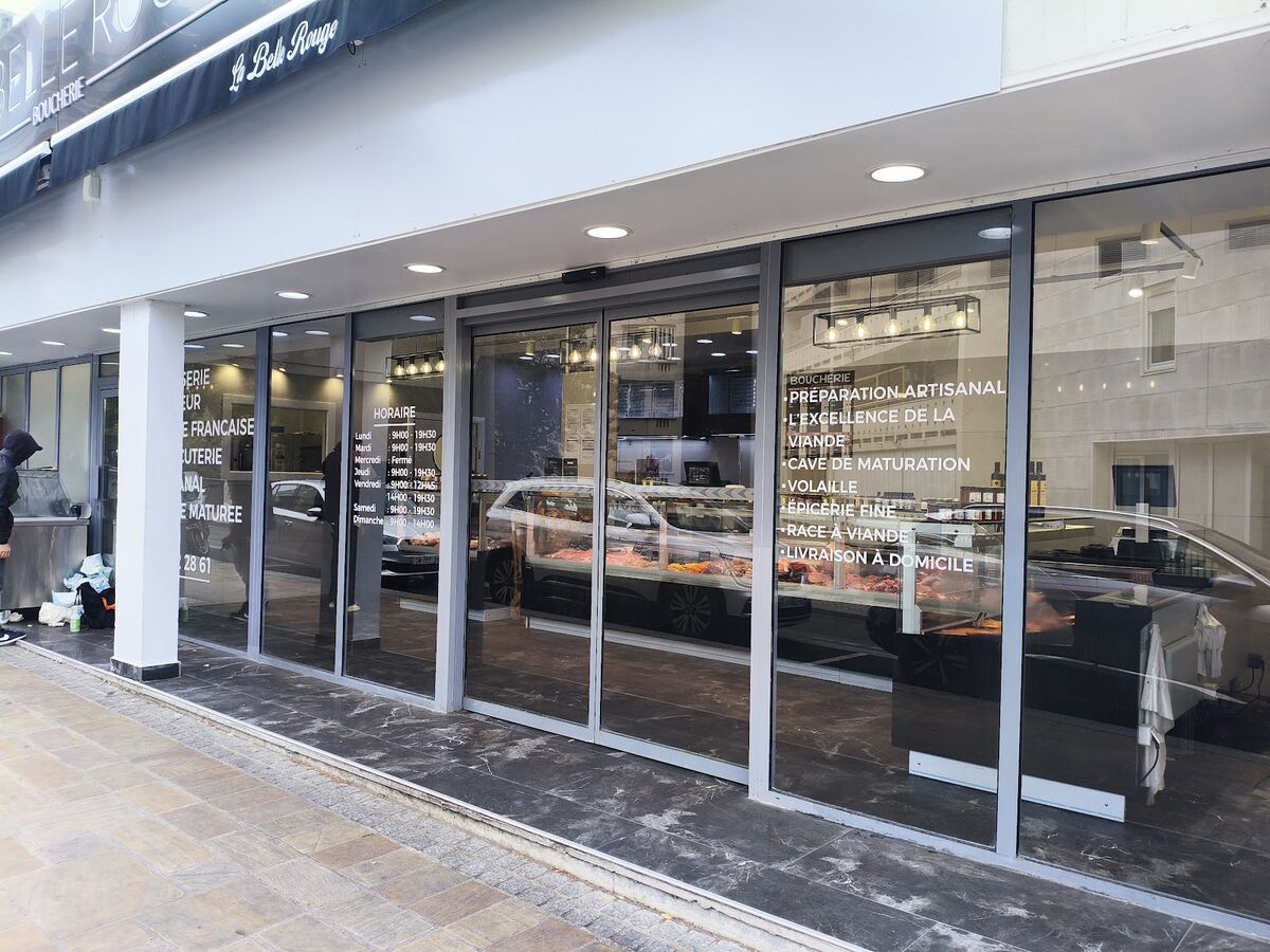 Vitrine de boucherie habillée de lettrage adhésif — DPS Boulogne
