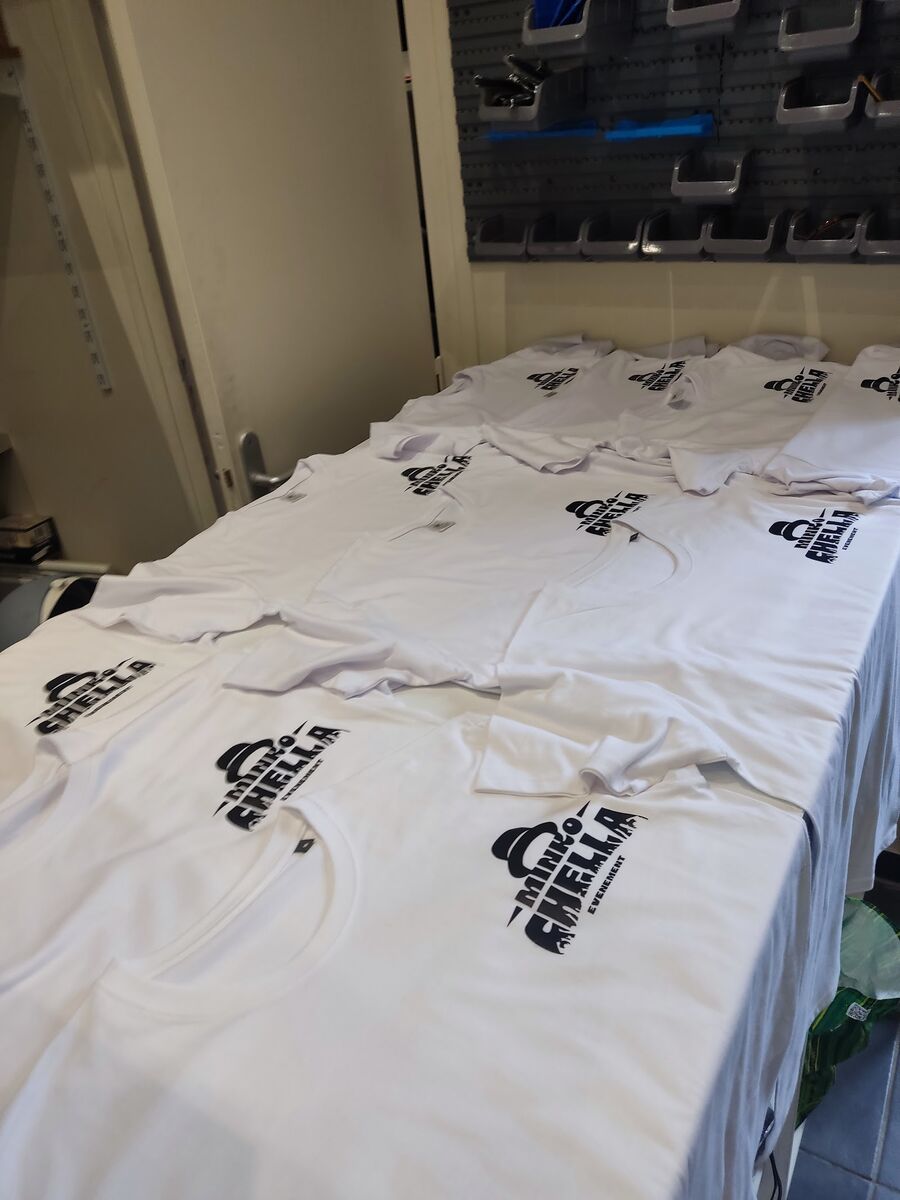 Série de t-shirts blancs personnalisés au logo Minko Chella — DPS Boulogne