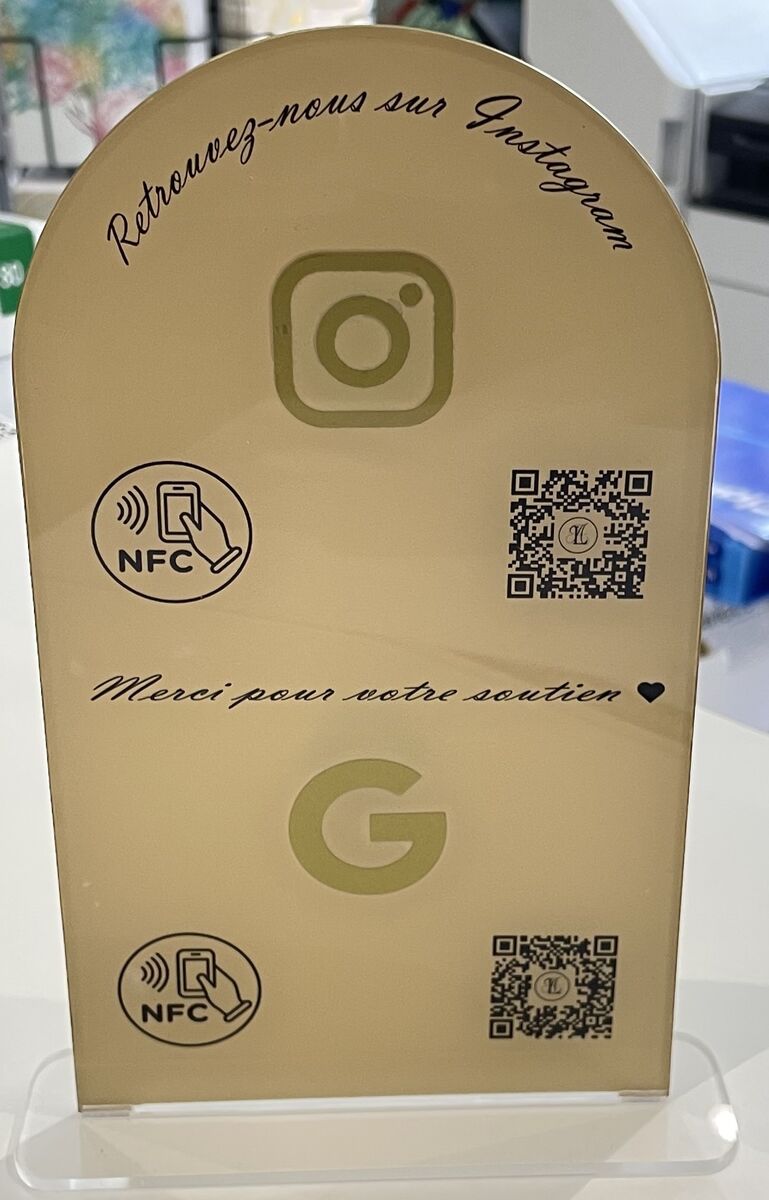Détail d'une plaque arche dorée avec NFC et QR code — DPS Boulogne