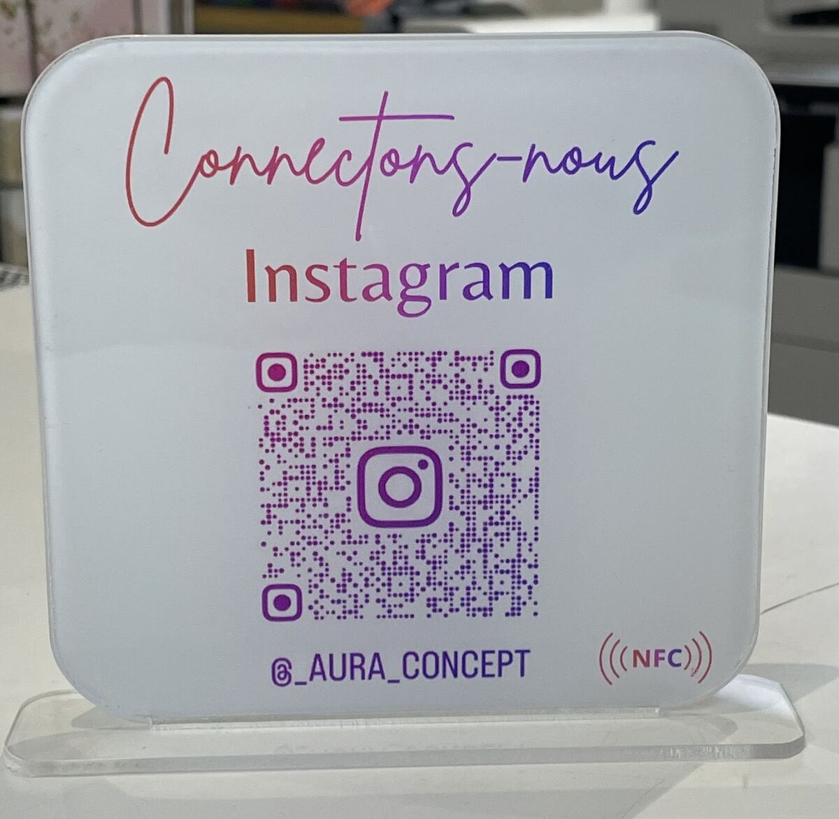 Plaque Instagram « Connectons-nous » avec QR code et NFC sur un comptoir — DPS Boulogne